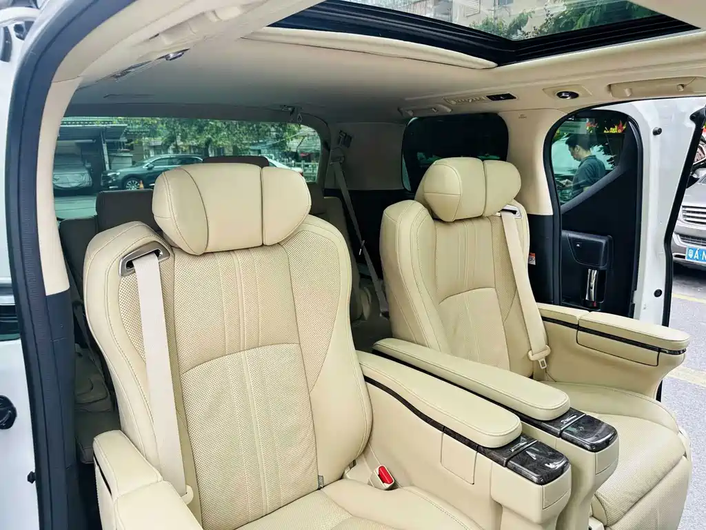 Toyota Alphard 2023 — фото 12