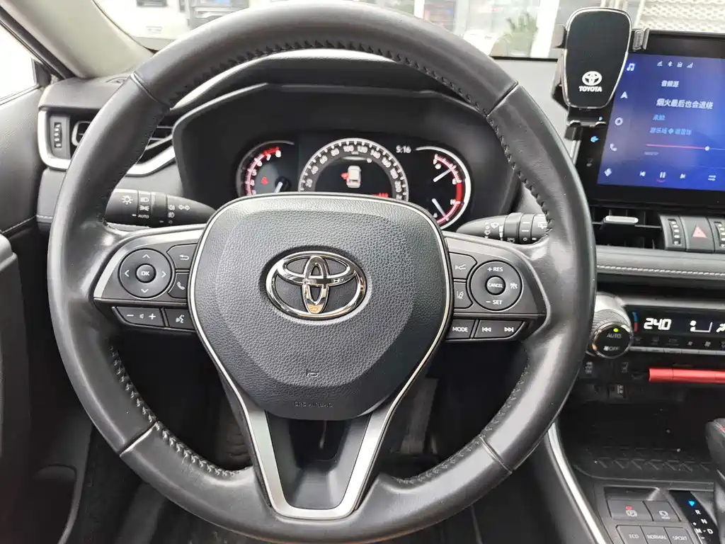 Toyota RAV4 2022 — фото 11