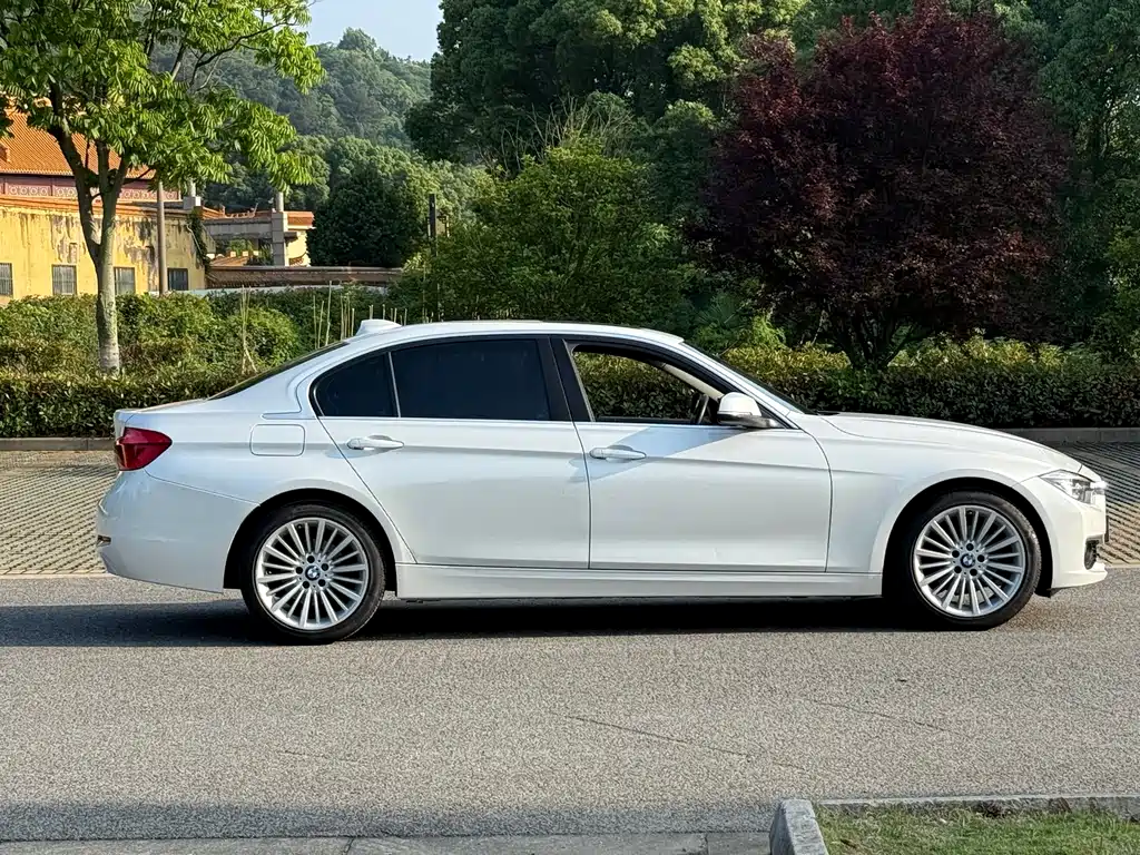 BMW 3 Series 2018 — фото 14