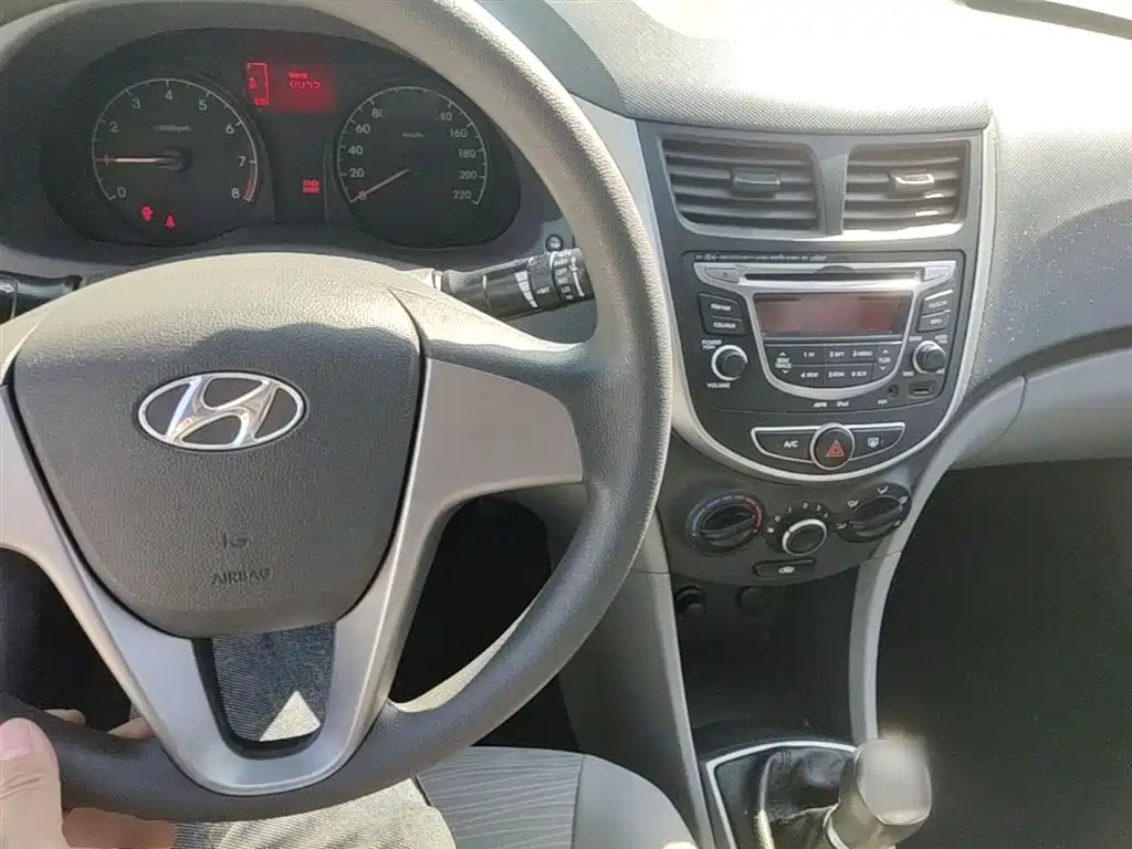Hyundai Verna 2017 — фото 10