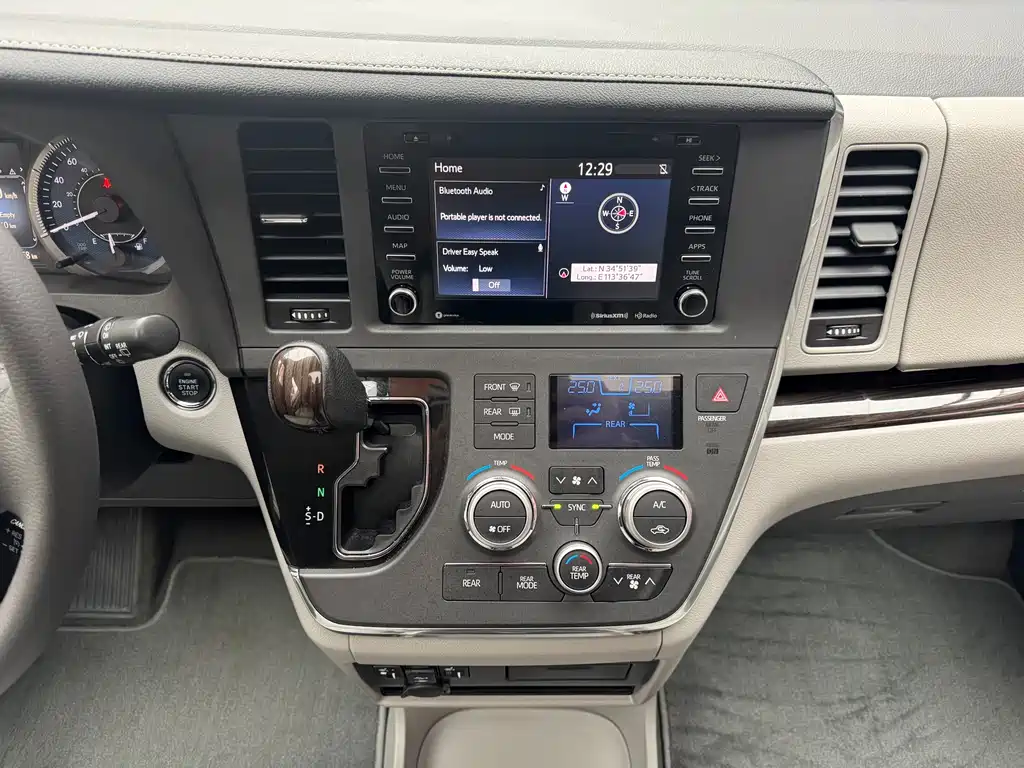 Toyota Sienna 2019 — фото 17