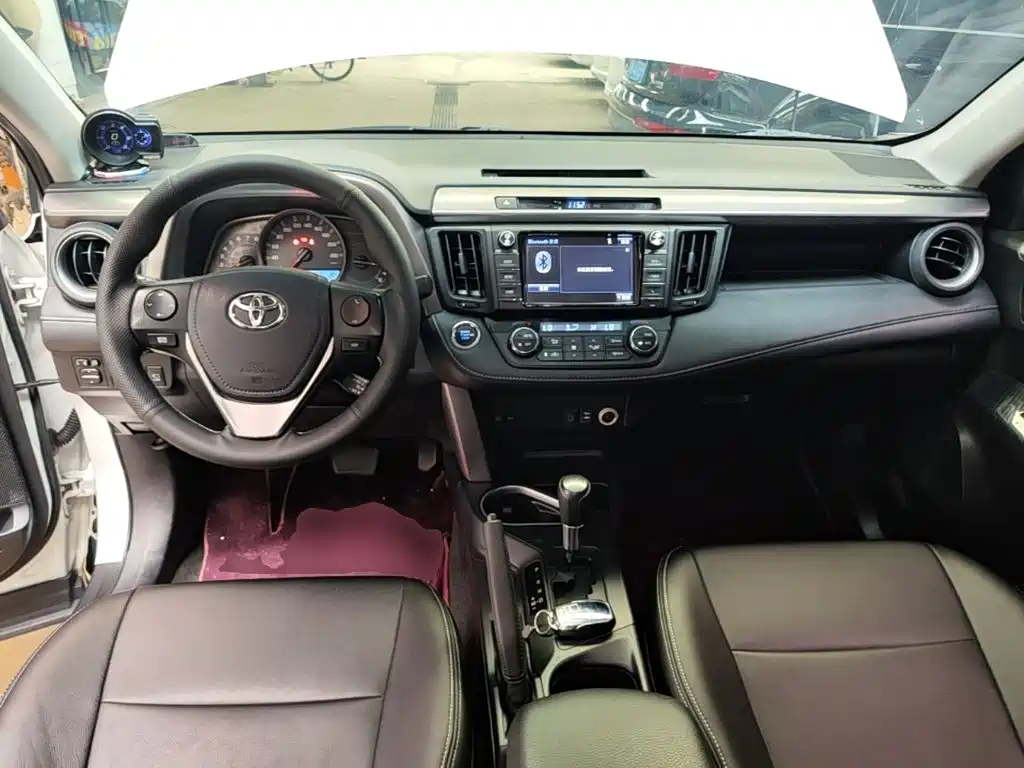 Toyota RAV4 2018 — фото 10