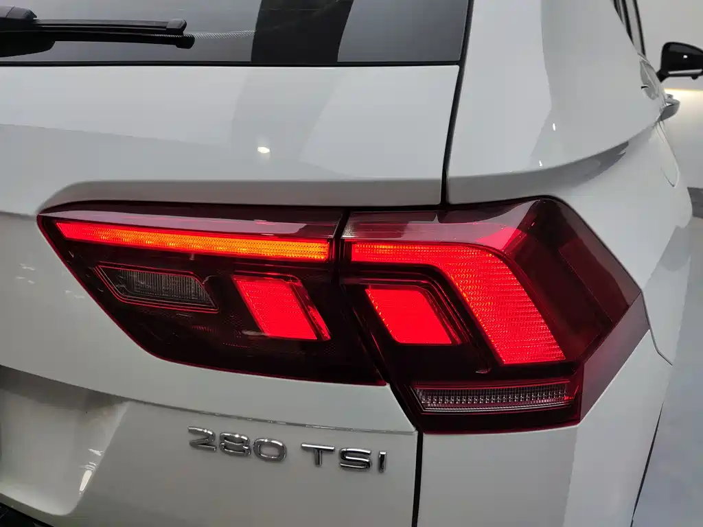 Volkswagen Tiguan L 2023 — фото 8