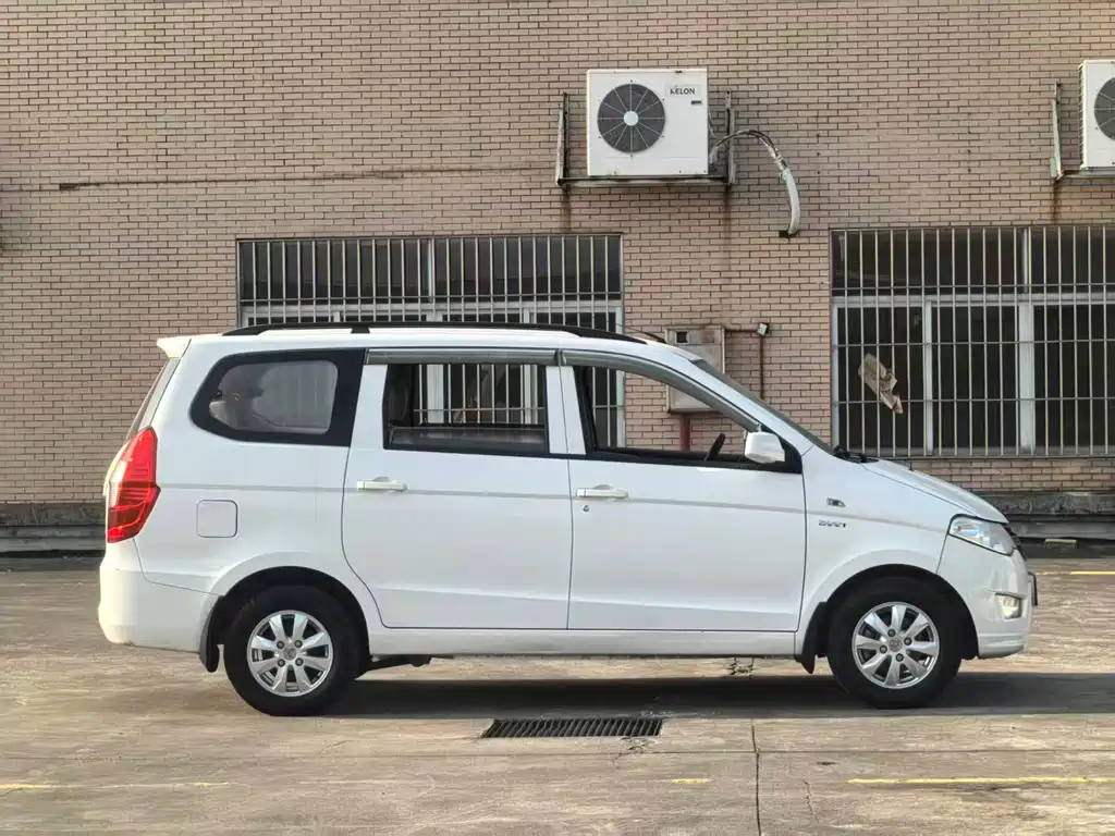 Wuling Hongguang 2015 — фото 12