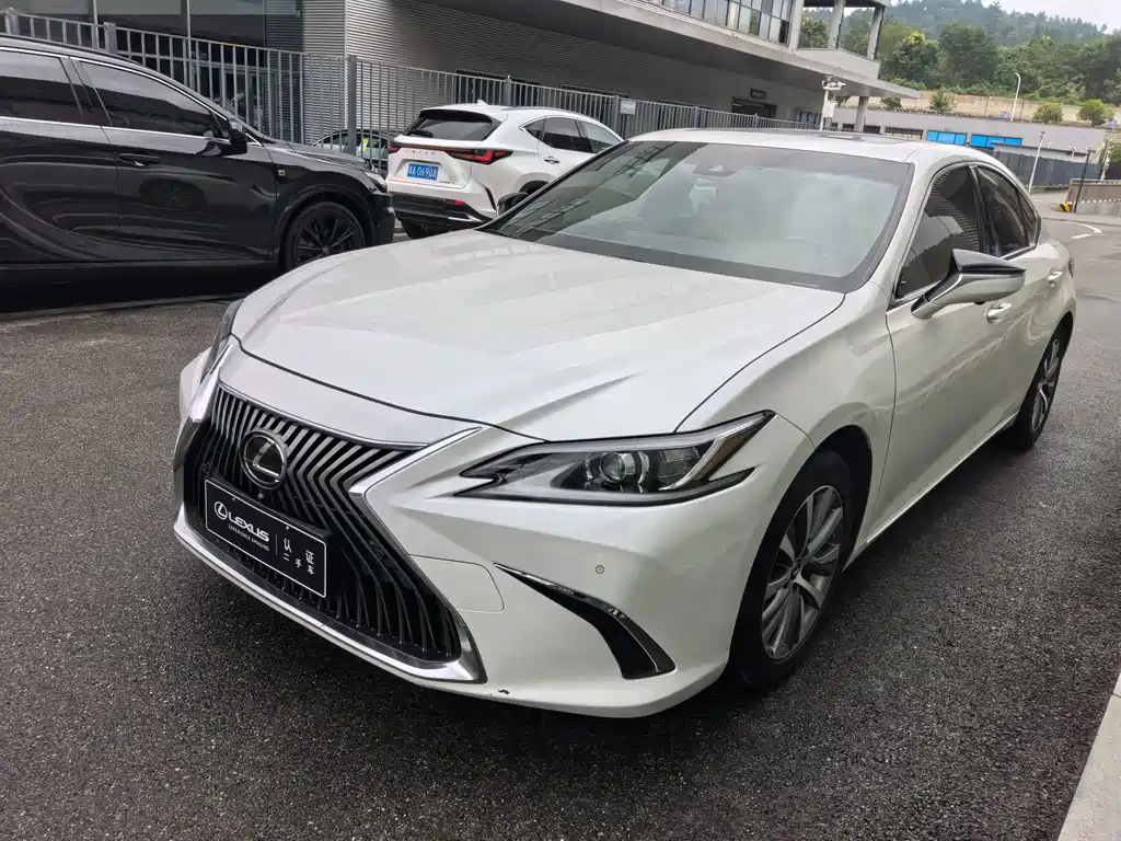 Lexus ES 2020 — фото 1