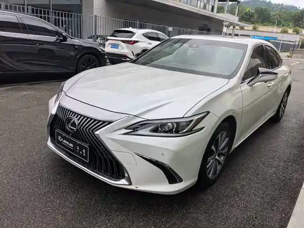 Lexus ES 2020