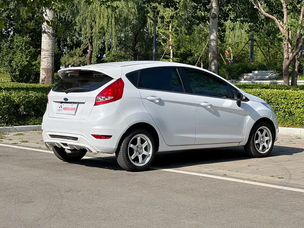 Ford Fiesta 2012 — фото 17