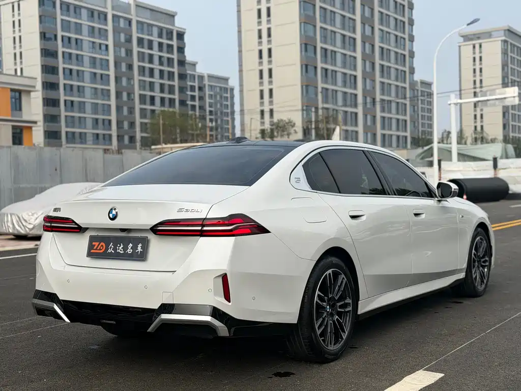 BMW 5 Series 2025 — фото 17