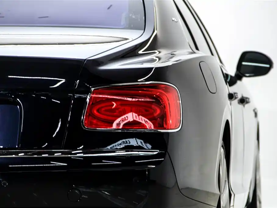 Bentley Flying Spur 2016 — фото 28