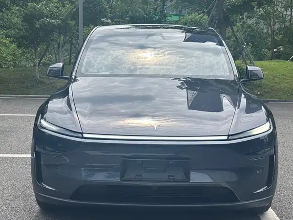 Tesla Model Y 2025