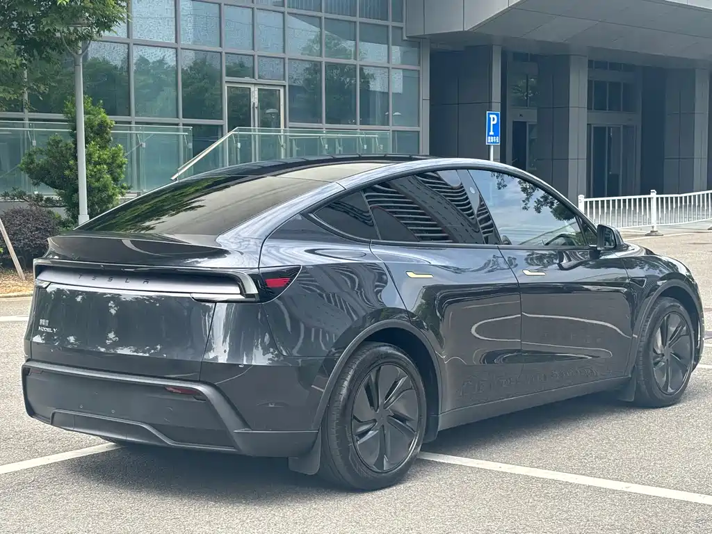 Tesla Model Y 2025 — фото 17
