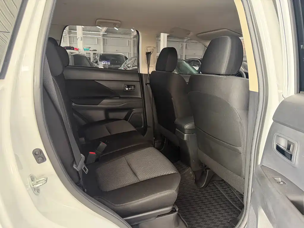 Mitsubishi Outlander 2022 — фото 14