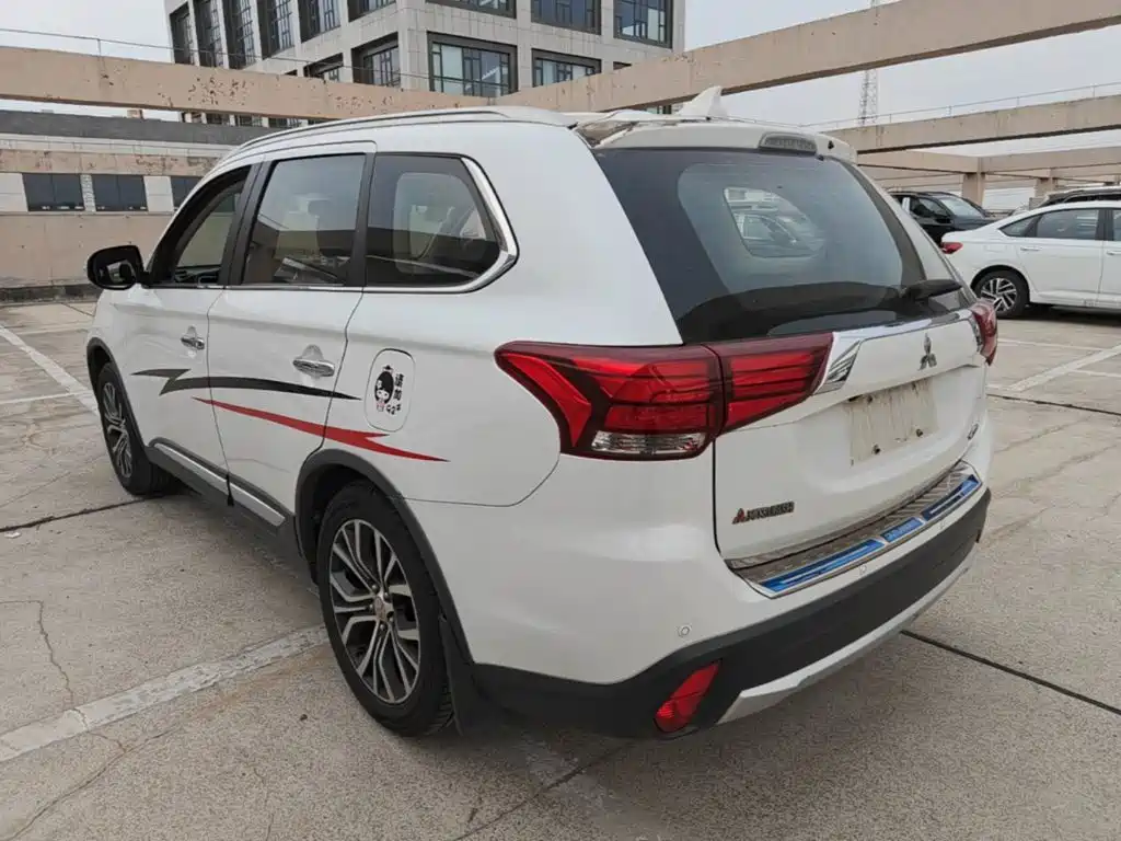 Mitsubishi Outlander 2017 — фото 5