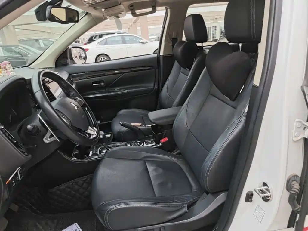 Mitsubishi Outlander 2017 — фото 15