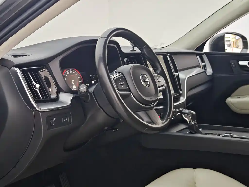 Volvo XC60 2018 — фото 15