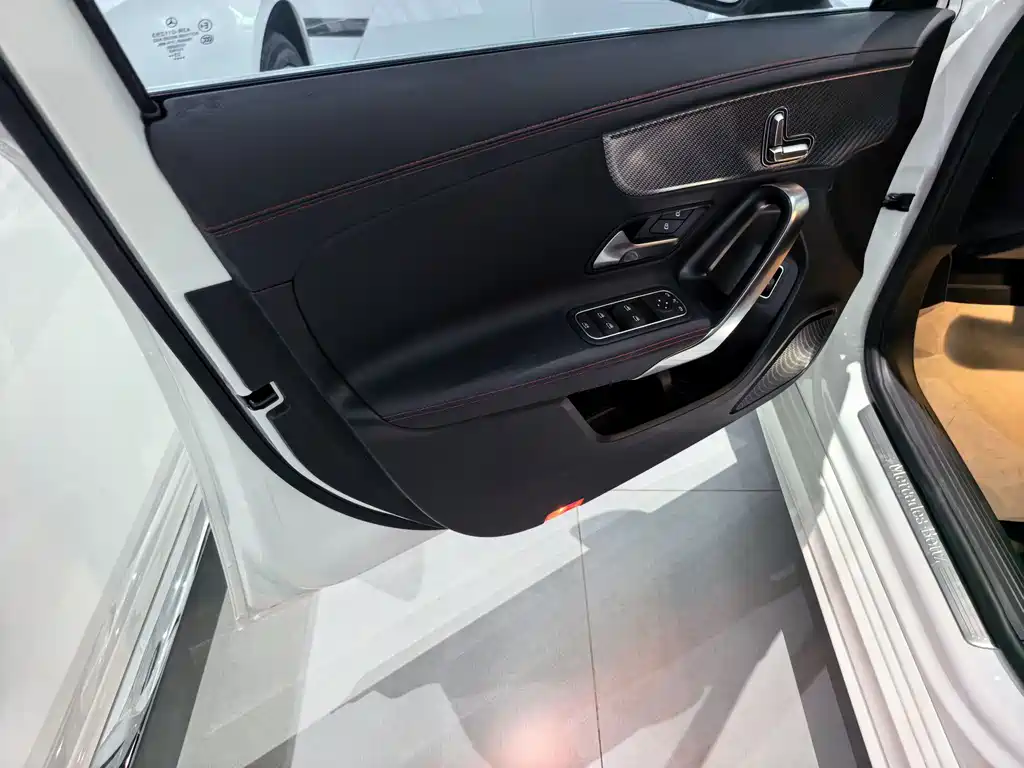 Mercedes-Benz A-Class 2024 — фото 7