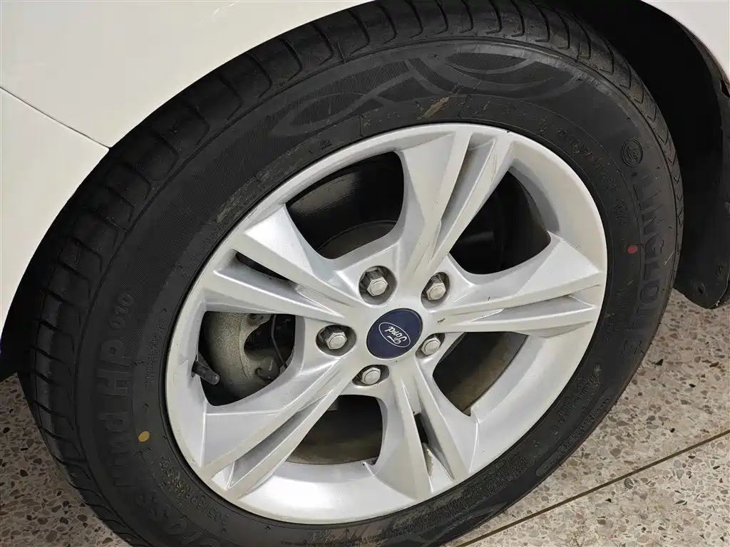 Ford Focus 2014 — фото 16
