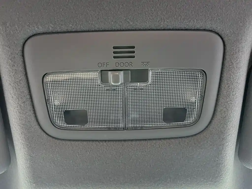 Toyota Yaris L 2023 — фото 18