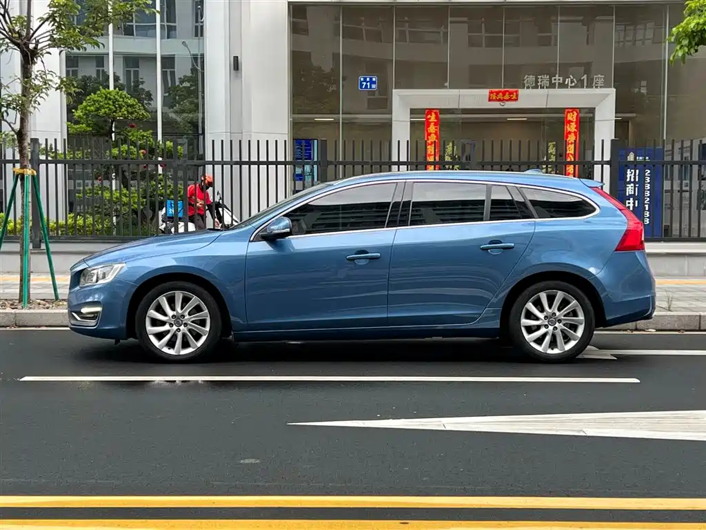Volvo V60 2015 — фото 26
