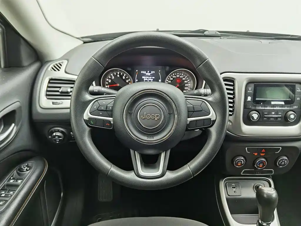 Jeep Compass 2017 — фото 11