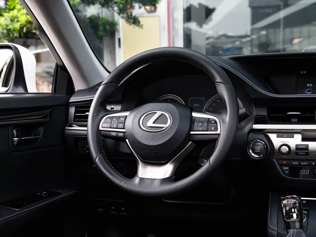 Lexus ES 2018 — фото 15
