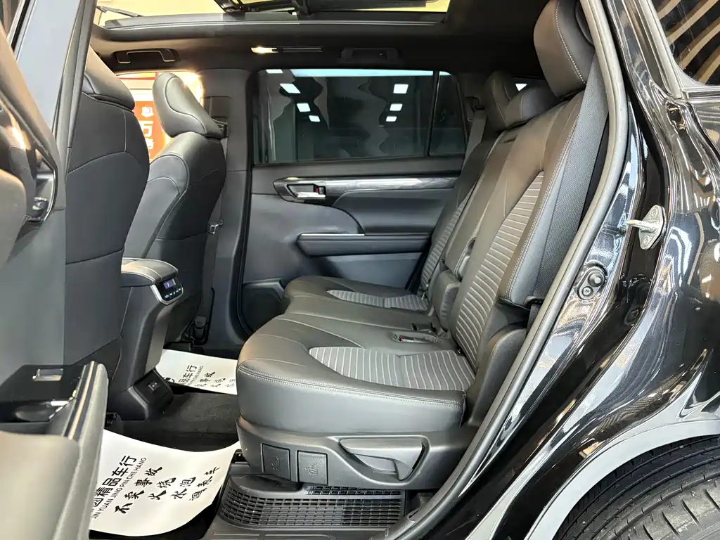 Toyota Crown Kluger 2023 — фото 11