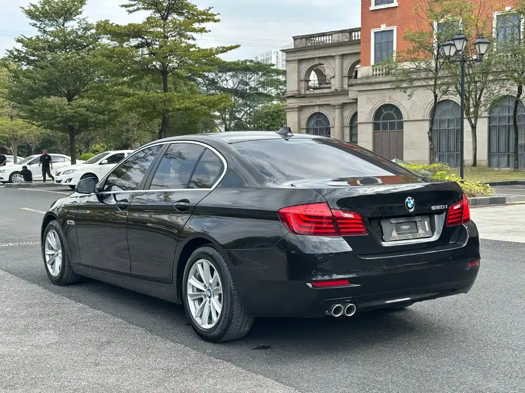 BMW 5 Series 2017 — фото 15