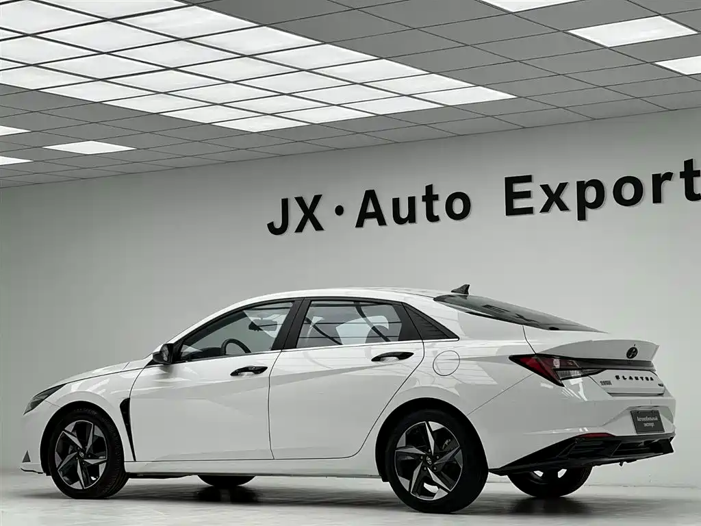 Hyundai Elantra 2022 — фото 12