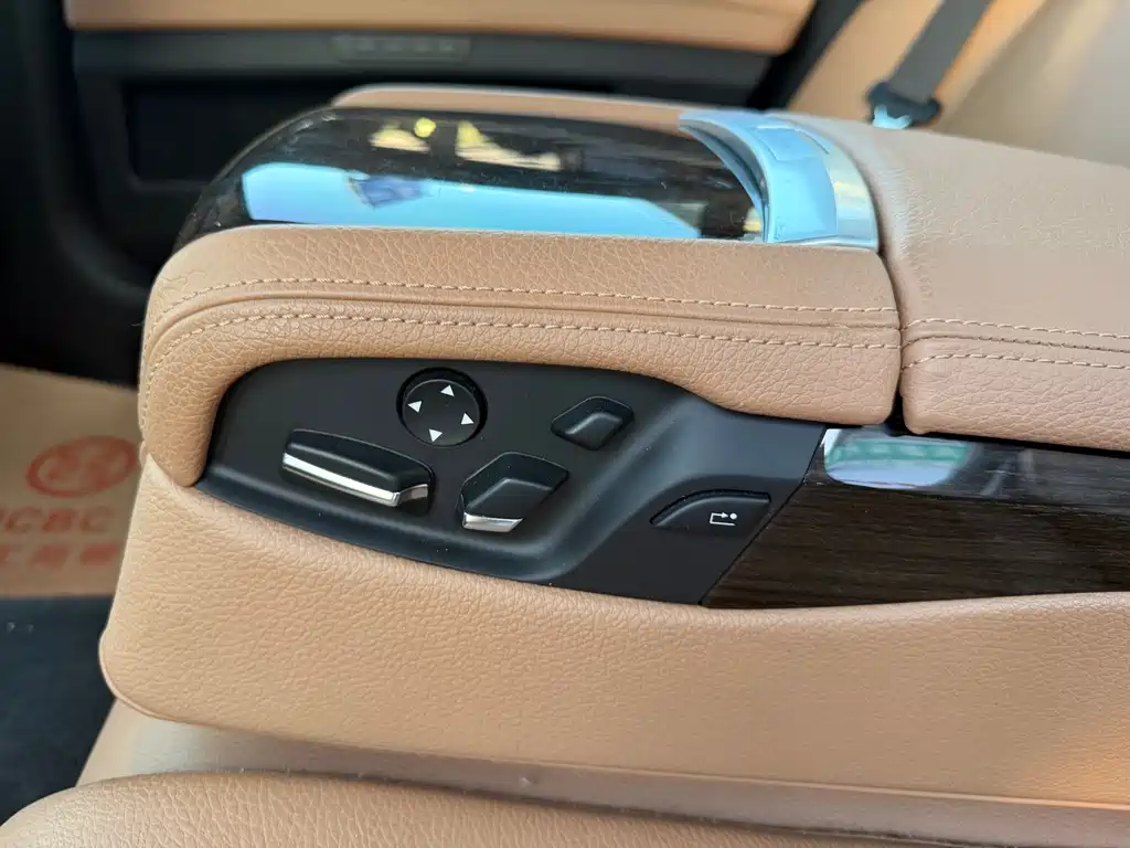 BMW 7 Series 2012 — фото 10