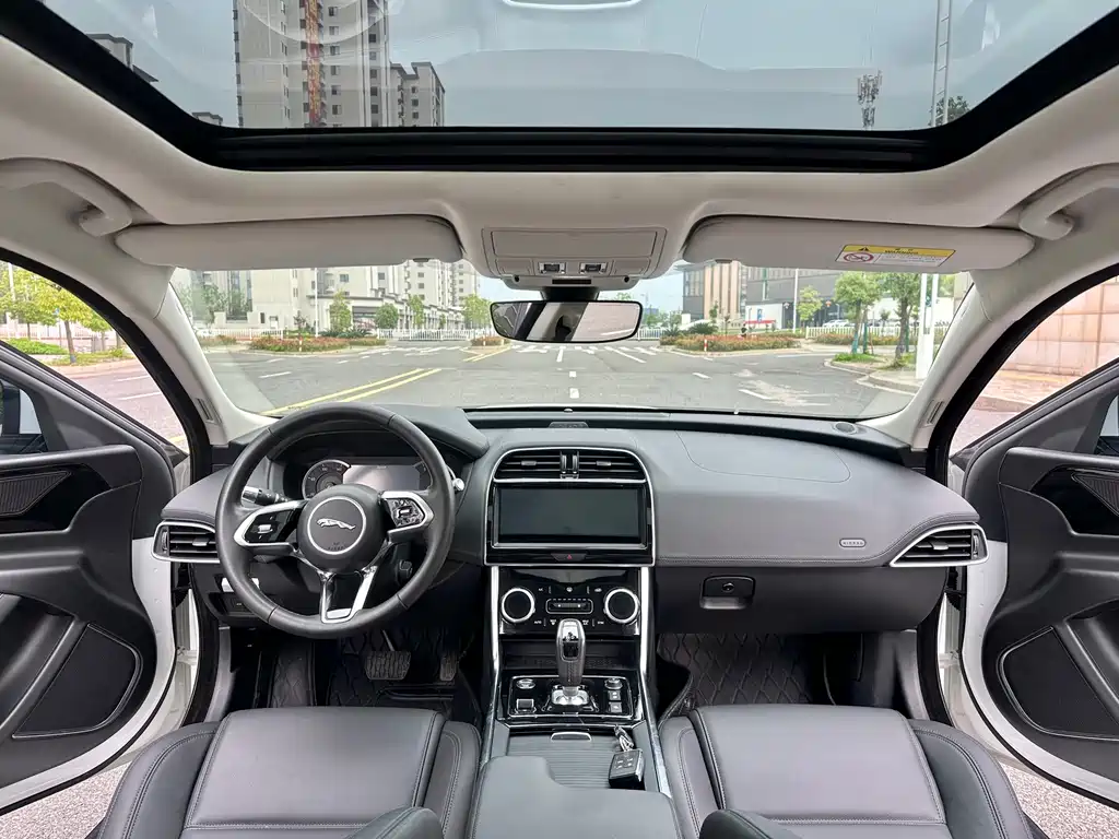 Jaguar XEL 2021 — фото 10