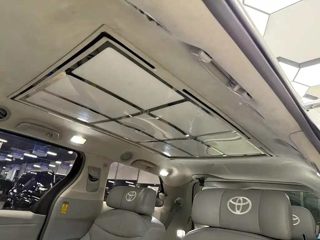Toyota Sienna 2015 — фото 10