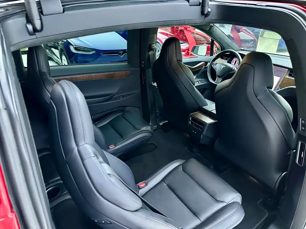 Tesla Model X 2018 — фото 11