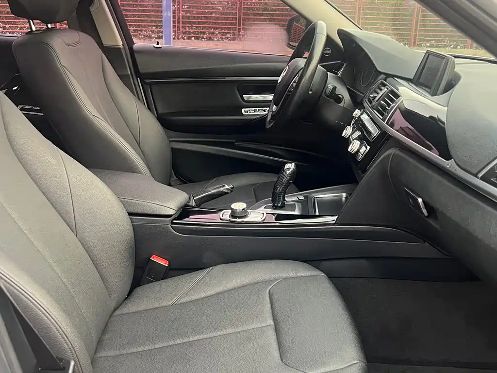 BMW 3 Series 2017 — фото 10