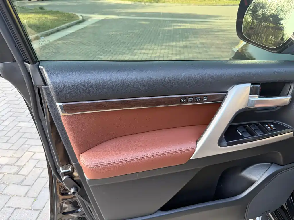 Toyota Land Cruiser 2020 — фото 13
