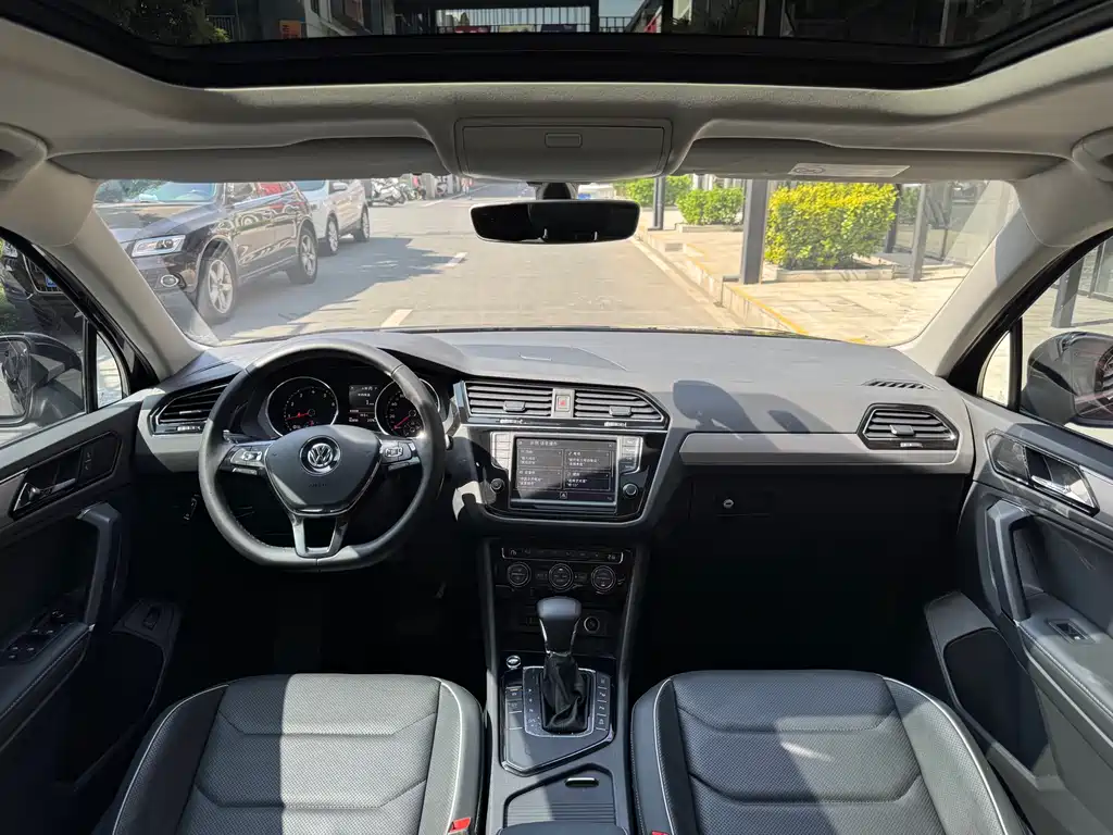 Volkswagen Tiguan L 2017 — фото 12