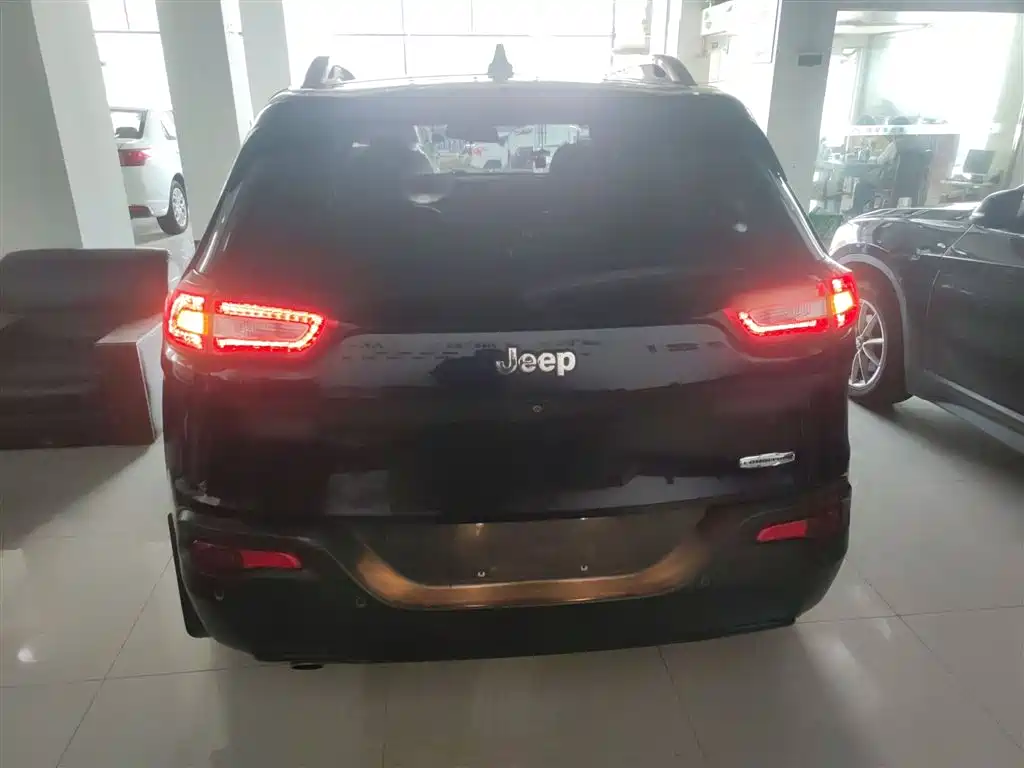 Jeep Cherokee 2017 — фото 5