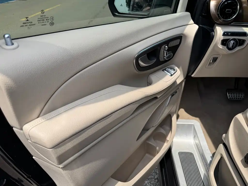 Mercedes-Benz V-Class 2022 — фото 16