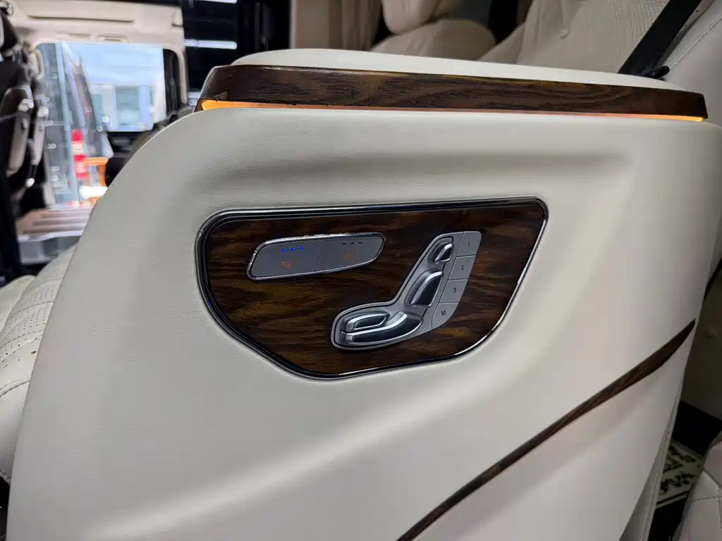 Mercedes-Benz V-Class 2020 — фото 14