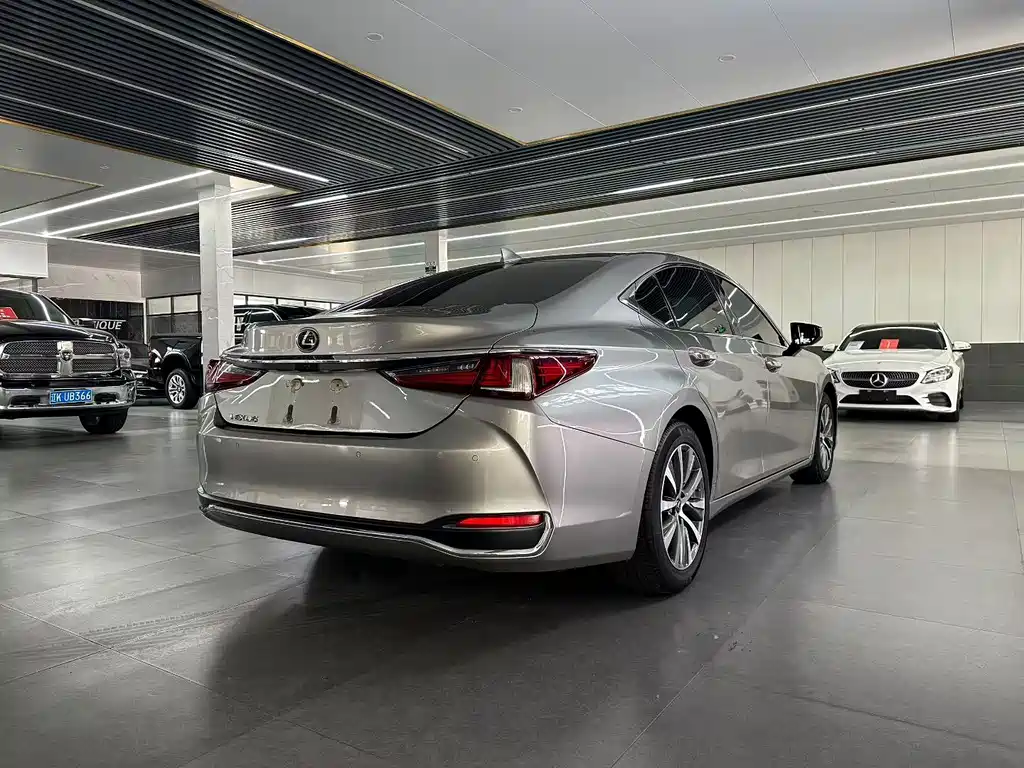 Lexus ES 2019 — фото 9