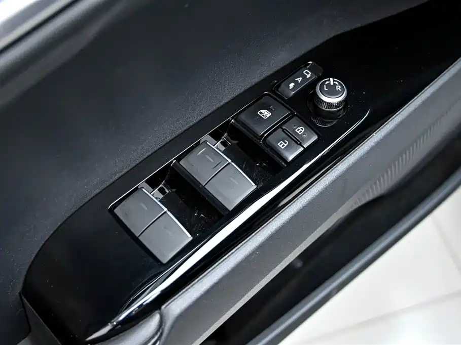 Toyota Camry 2024 — фото 23