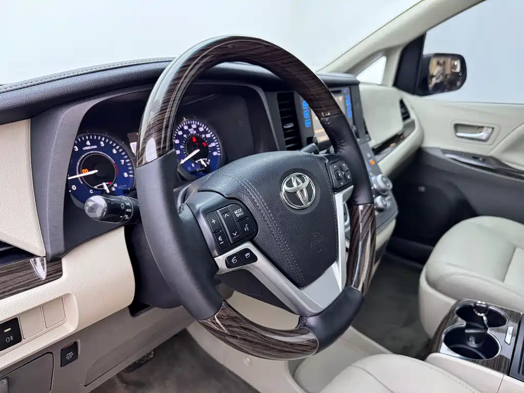 Toyota Sienna 2017 — фото 11