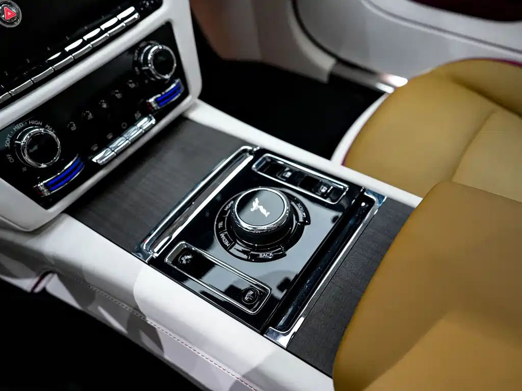 Rolls-Royce Phantom 2024 — фото 19