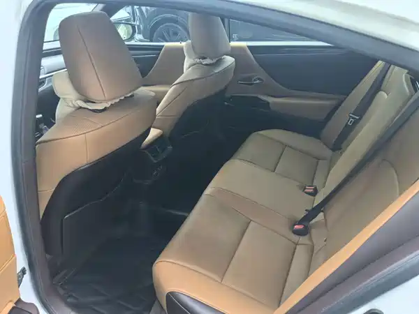 Lexus ES 2020