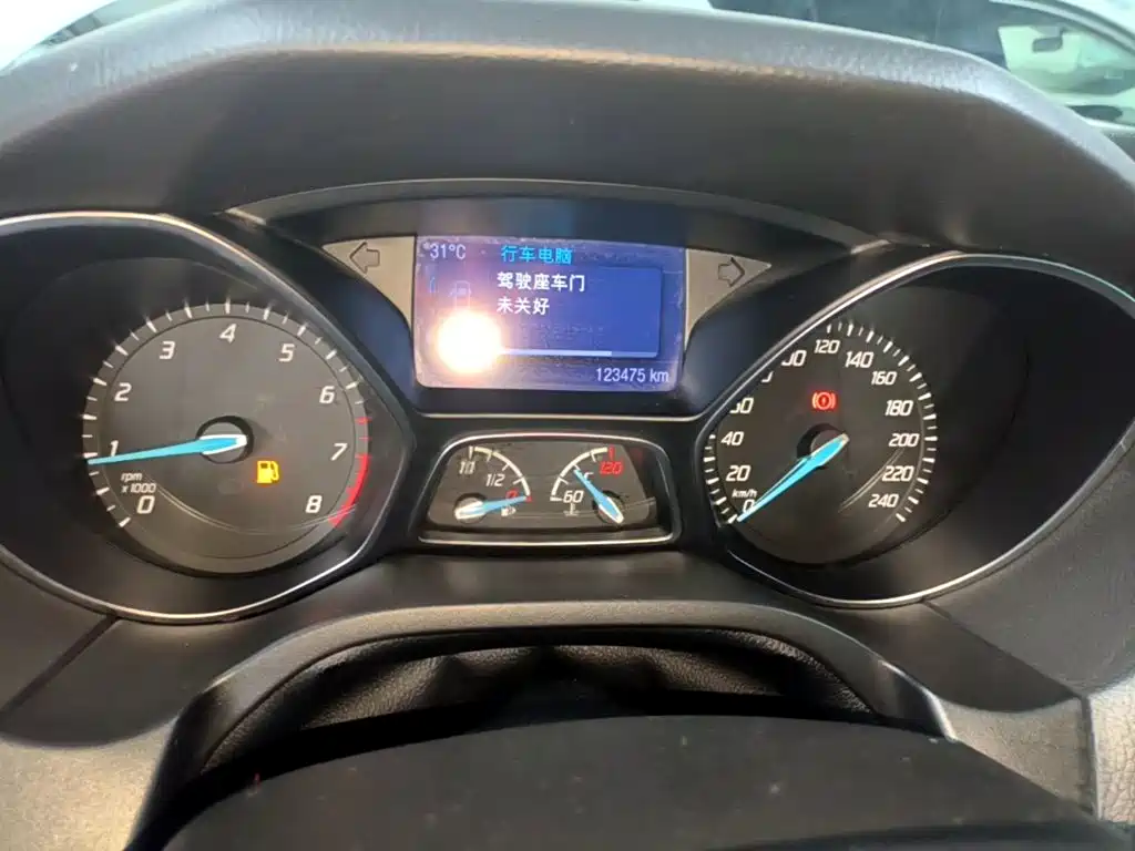 Ford Focus 2015 — фото 12