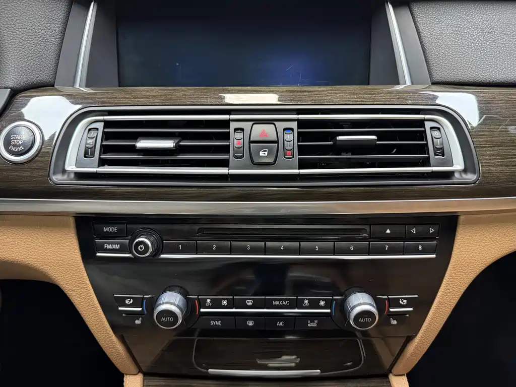 BMW 7 Series 2014 — фото 23