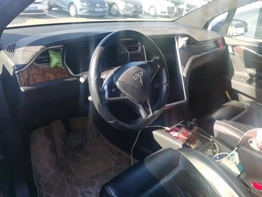 Tesla Model X 2017 — фото 12