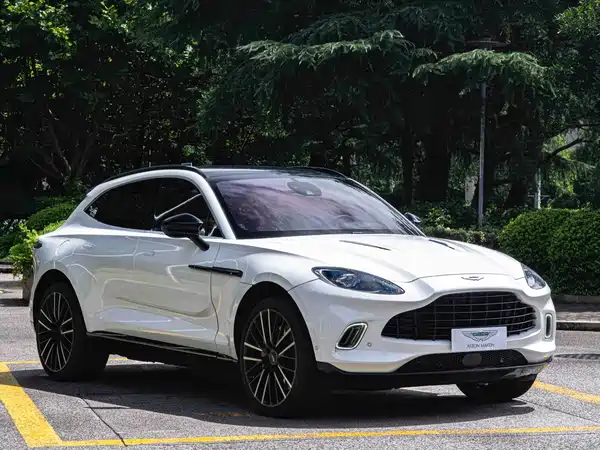 Aston Martin DBX 2023