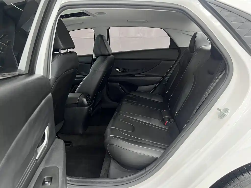 Hyundai Elantra 2024 — фото 12