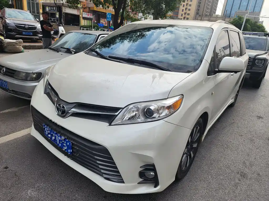Toyota Sienna 2019 — фото 1