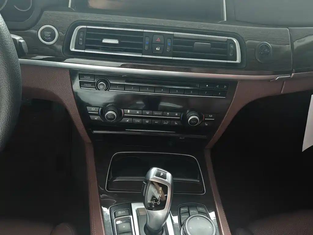 BMW 7 Series 2015 — фото 8